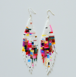 Pendientes de flecos de cuentas largas blancas, boda Bohemia, colorido arte abstracto geométrico - Product Image 1