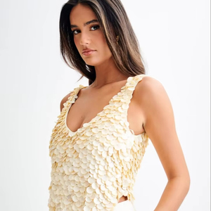 เสื้อครอปท็อปผู้หญิง คอวี แขนกุด สีเบจ ประดับลูกปัดเปลือกหอย สไตล์เซ็กซี่  ทุกขนาด - Product Image 1