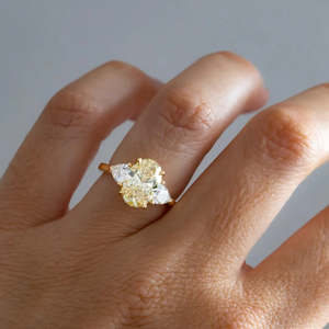 Bague de fiançailles Arvoria en or jaune avec trois diamants ovales de laboratoire de 0,50 carat et pierres latérales, certifiée IGI, pour mariage et anniversaire - Product Image 2