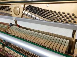 เปียโนอะคูสติกแบบตั้งตรง Kawai BL51 สีดำ สำหรับนักดนตรีมืออาชีพ เปียโนมือสองจากญี่ปุ่น ทำจากไม้แท้ 88 คีย์ - Product Image 3