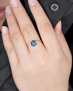 Plata de Ley 925, chapado en oro amarillo, triángulo, moissanita, corte hexagonal, alejandrita, bisel de compromiso, anillo de bodas de tres piedras - Product Image 2