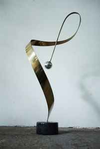 Escultura de metal decorativa de mesa modernista con acabado cromado y curvas limpias que se mezclan en entornos urbanos elegantes - Product Image 5