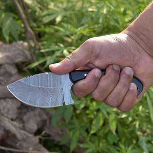 Couteau de chasse fait à la main en acier damas de haute qualité avec gaine en cuir Conception de couteau de camping à lame fixe supportée OEM - Product Image 3