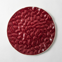 Vente en gros d'assiettes plates durables à texture de roche unique pour restaurant, fête, vaisselle déco, plateau de service en céramique rouge platon
