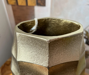 Vase à fleurs en métal aluminium de forme moderne haut tendance et riche texturé pour la décoration intérieure chambre salon mariage et utilisation sur table - Product Image 2