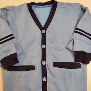 Pull en acrylique tricoté à la machine pour femme, couleur unie, avec patchs brodés, manches longues, boutons, personnalisable, respirant, idéal pour les sororités. - Product Image 1
