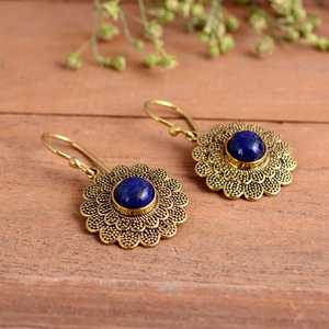 Pendientes de Aro de Latón Hechos a Mano con Piedra Preciosa Natural de Lapislázuli Redonda - Regalo de Boda y Cumpleaños para Mujer - Product Image 2