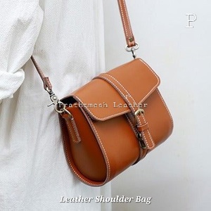 Sac à bandoulière en cuir à breloques convertibles Multi-Wear Sangles détachables Styles en cuir souple Élégance pratique Design polyvalent - Product Image 6