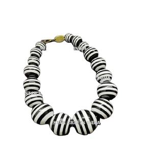 Conjunto de Joyería de Alta Gama Negro con Detalles Blancos, Cuentas de Resina, Venta al por Mayor de Fábrica, Collar y Anillo de Resina de Moda para Mujer - Product Image 1