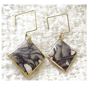 Pendientes largos de resina ligeros de alta calidad, chapado en rodio y oro rosa, estilo clásico con logotipo personalizable, tarifa al por mayor - Product Image 1