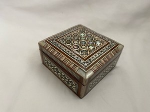 Caja de Almacenamiento de Joyas de Madera Hecha a Mano de Alta Gama con Incrustaciones de Nácar, Elegante Organizador para Accesorios de Joyería y Uso como Regalo - Product Image 6