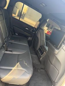Toyota Land Cruiser VXR 7 places automatique turbo SUV intérieur cuir pneus R20 feux LED 2024 - Product Image 5
