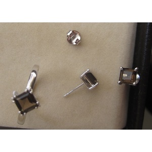 Juego de Aretes Geométricos de Aleación de Zinc Bañados en Oro - Aretes de Botón y Aros Religiosos de Moda con Diamante de Corte Princesa y Perla para Fiestas - Product Image 1