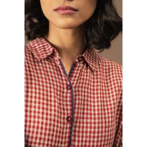 Camisa DVE DEVESHI Tejida a Mano 100% Lino con Patrón a Cuadros Carmesí - Product Image 5