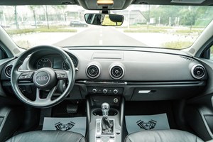 Venta Especial: Limusina de Aniversario Usada, Vehículo de 4 Puertas y 5 Asientos, Caja de Cambios Automática, Volante a la Izquierda - Product Image 6