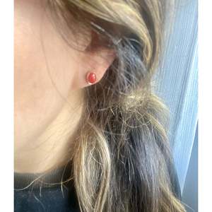 Pendientes de tuerca vintage Navajo con diamantes, coral y plata de ley, chapados en oro, con engaste de mariposa y diseño de gancho colgante moderno - Product Image 2