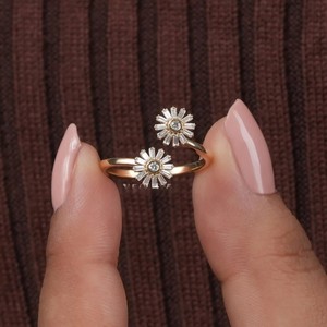 Délicate bague de dérivation en diamant de laboratoire taillé en baguette effilée à deux fleurs en or massif 10 carats pour elle - Product Image 1