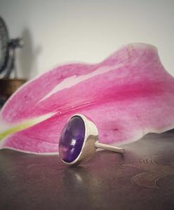 Anillo sencillo de plata fina para mujer con diamante de corte ovalado y piedra preciosa de amatista natural para Bodas de febrero - Product Image 1