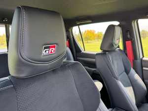 Camioneta pickup diésel de doble cabina 4x4 modelo 2024, diseñada para aplicaciones todoterreno y comerciales. Cuenta con un diseño de cuerpo robusto. - Product Image 5