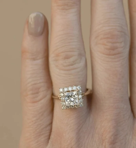 Anillo de compromiso de Halo de diamante cultivado en laboratorio de corte princesa de 2,00 quilates, joyería fina para regalo de aniversario, oro amarillo de 14 quilates - Product Image 2