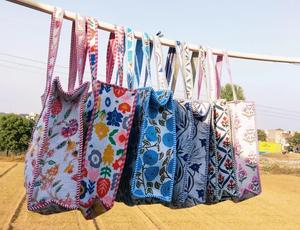 Sac fourre-tout imprimé en bloc : sacs à bandoulière en coton avec fermeture éclair et poches, sacs de marché réutilisables tendance, sacs à main pour femmes - Product Image 1