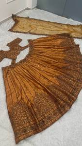 Achetez maintenant : Ensemble Lehenga Choli de créateur en tissu de soie pure avec broderie au fil, spécial Haldi pour mariée, avec Dupatta, Cancan et attache en toile - Product Image 3