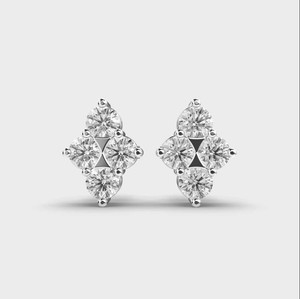 Boucles d'oreilles clous en argent sterling 925 massif avec diamants ronds cultivés en laboratoire certifiés IGI, motif fleur à quatre pierres - Product Image 1