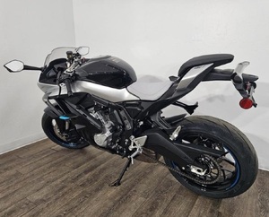 Motocicleta Deportiva CF-MOTOs 675SS 2026 Nueva, Motor de 3 Cilindros en Línea, Refrigeración Líquida, Inyección Electrónica, Alto Rendimiento, para Carreras y Calle, en Venta - Product Image 2