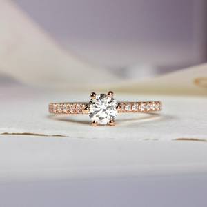 Anillo de compromiso de diamante de corte brillante de 7mm | Anillo de plata de ley chapado en oro de 18 quilates con banda pavimentada de seis puntas | Boda nupcial - Product Image 1