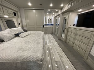 ผู้จำหน่ายรถบ้านมือสองปี 2024 รุ่น FLEET WOOD Discovery Lxe 44S Class A RV Camper Trailer สำหรับขาย - Product Image 3