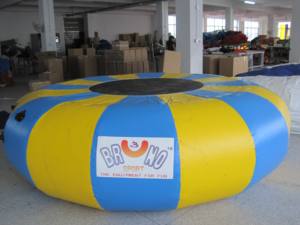 Trampoline aquatique gonflable pour des sauts amusants - Product Image 3