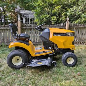 2021 Cub Cadet XT1 LT42 tondeuse à gazon de qualité industrielle moteur 2 temps 125cc tension 24V - Product Image 1