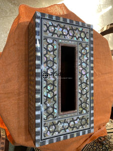 Porta Caja de Pañuelos de Lujo Hecho a Mano con Incrustaciones de Madera y Diseño Floral Grabado para Decoración de Mesa y Estilo Interior Tradebyd - Product Image 3