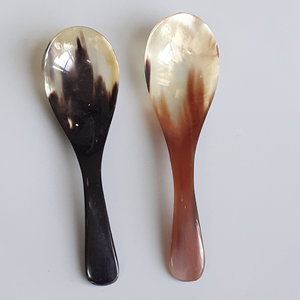 Cuchara Ecológica Hecha a Mano de Cuerno de Búfalo Moderna de Porridge - Product Image 1