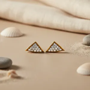 Pendientes de Botón Triangulares Chapados en Oro para Mujer con Diamante CZ Blanco y Aleación para Regalo, Material Principal Cobre - Product Image 3