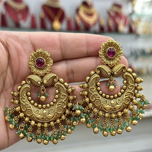 Pendientes de acabado antiguo chapado en oro con estilo de calidad superior, colección de ropa de compromiso de boda de aspecto tradicional para mujer - Product Image 1