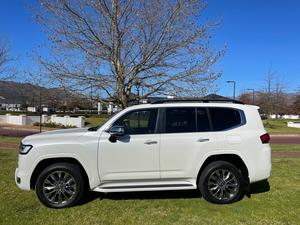 2023 para Toyota Land Cruiser 300 3.3D ZX Coche usado con volante a la derecha e izquierda con asientos de cuero - Product Image 3