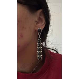 Pendientes Colgantes Hechos a Mano por Navajo con Ónix y Plata de Ley, Joyería Cultural Coleccionable - Product Image 2