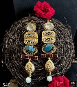 Boucles d'oreilles Jhumkas élégantes en argent plaqué, finition antique, style classique, avec perles Kundan, pour femmes, pour mariage et fêtes - Product Image 3