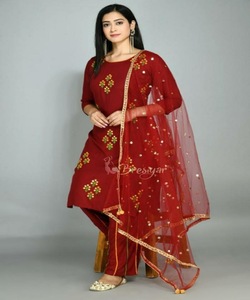 Yukata en velours et lin d'inspiration Bollywood avec broderies complexes et accents de cristal pour un glamour sur le tapis rouge - Product Image 6