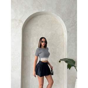 เสื้อเบลาส์ลายทางสำหรับผู้หญิงมีขอบเสื้อลายลูกไม้หรูหราและทันสมัย - Product Image 3