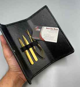 Pince à sourcils plaquée or avec logo personnalisé Pince à sourcils en acier durable à bouts pointus inclinés avec ciseaux à ressort pour cils sourcils - Product Image 1