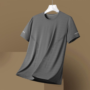 Conception de logo personnalisé OEM T-shirt en soie glacée à séchage rapide pour hommes, grande taille, manches courtes, vêtements minces et respirants personnalisables - Product Image 3