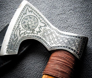 Vente en gros personnalisée OEM ODM usine de coutellerie professionnelle Damas chasse coupe bois hache facile à saisir manche en bois camping hache - Product Image 5