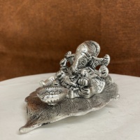 Nouvel arrivage de Ganesha Diya en forme de feuille de métal plaqué argent fait à la main de 4 pouces pour les cadeaux et la décoration de la maison