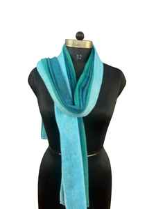 Vêtement de sport écologique et biologique, étole à texture douce, couleurs turquoise et vert blanc, tissu léger en laine acrylique et nylon - Product Image 4