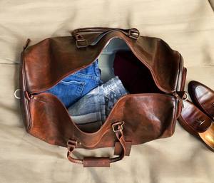 Bolsa de lona de cuero clásica con interior espacioso y cierres de hebilla fuertes - Product Image 5