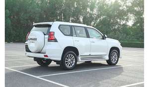 SUV d'occasion pas cher 2023, 4.5L V8, transmission intégrale, sièges en cuir, toit ouvrant panoramique, automatique, caméra de recul 360°, bon état, faible kilométrage - Product Image 5