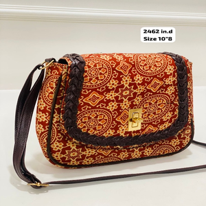 Sac bandoulière en coton fait main Ethic Ajrakh Print pour femme, style bohème, avec garniture en cuir tressé, fermeture magnétique torsadée, moderne et souple - Product Image 1