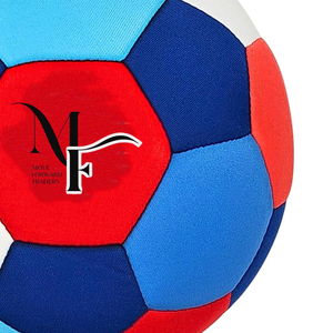 ¡Lleva la diversión del fútbol al interior con el balón de fútbol acolchado suave! Esta pelota suave acolchada de tamaño 4 es perfecta para un juego seguro en interiores. - Product Image 3